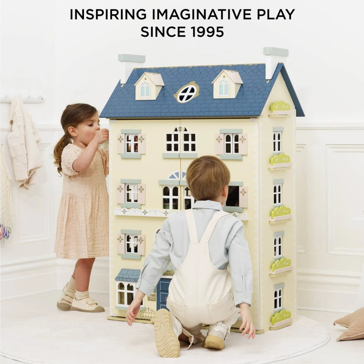 Le Toy Van Palace Dolls House
