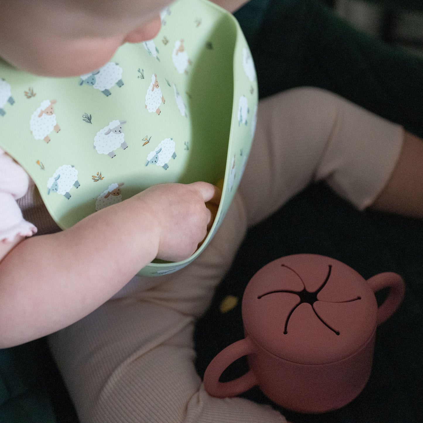 Ziggle Catch It Silicone Bib, Sheep